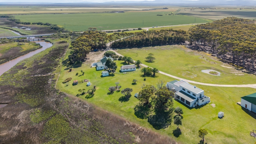 To Let 4 Bedroom Property for Rent in Struisbaai Western Cape